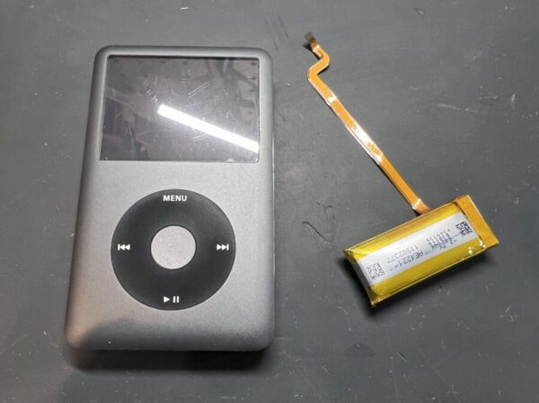 バッテリーが膨張したiPod Classic(アイポッド)のバッテリー交換を行いました！